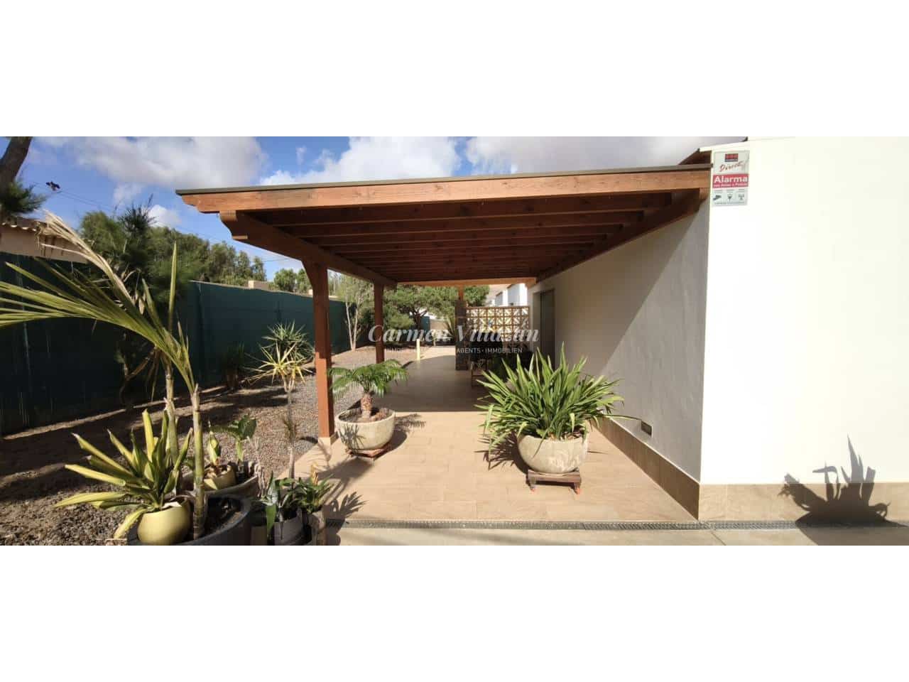 4 bedroom Villa for sale in Puerto del Rosario with garage - € 730,000 (Ref: 9480635)