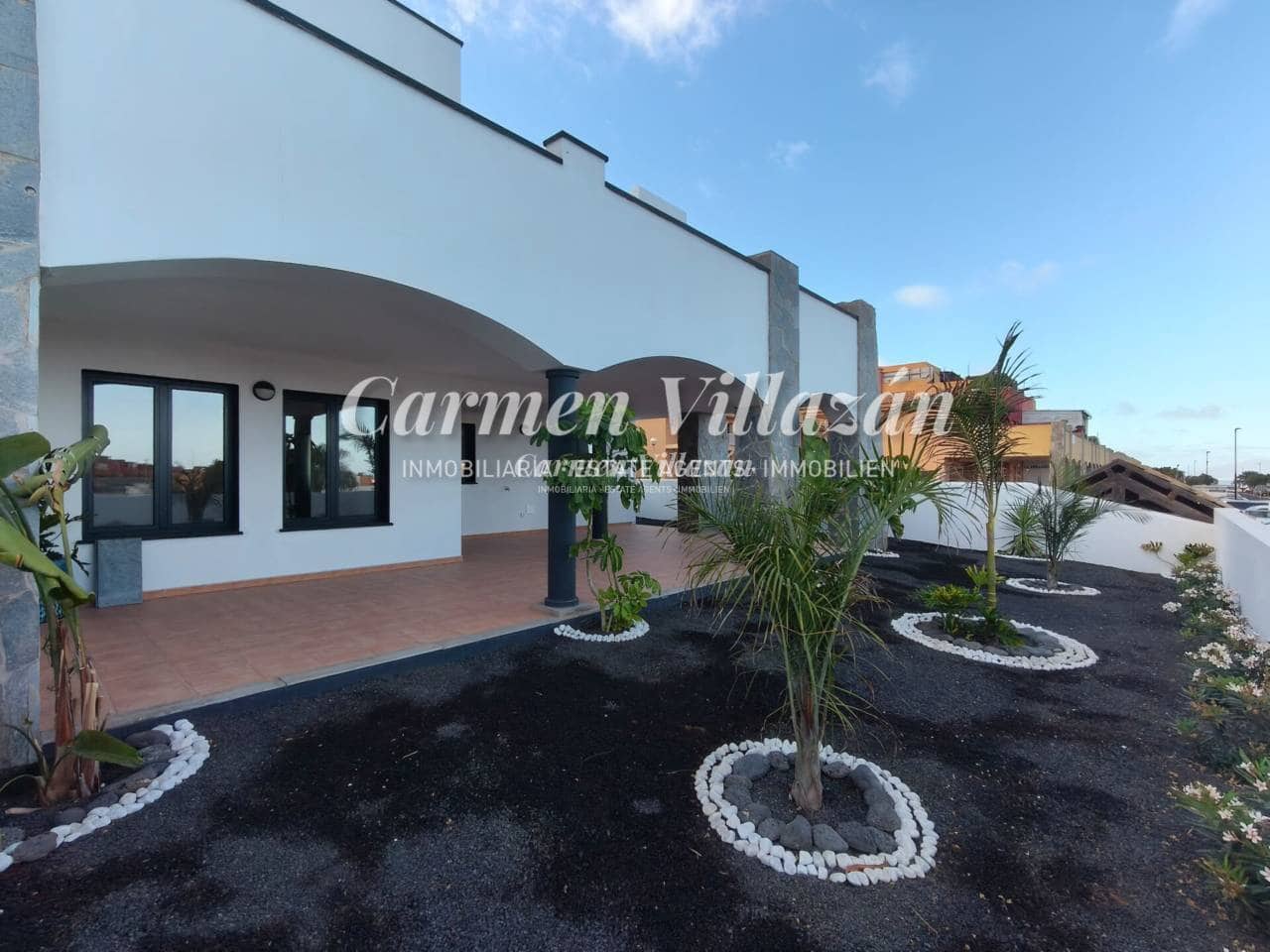 2 bedroom Apartment for sale in Corralejo with pool garage - € 245,000 (Ref: 9487938)