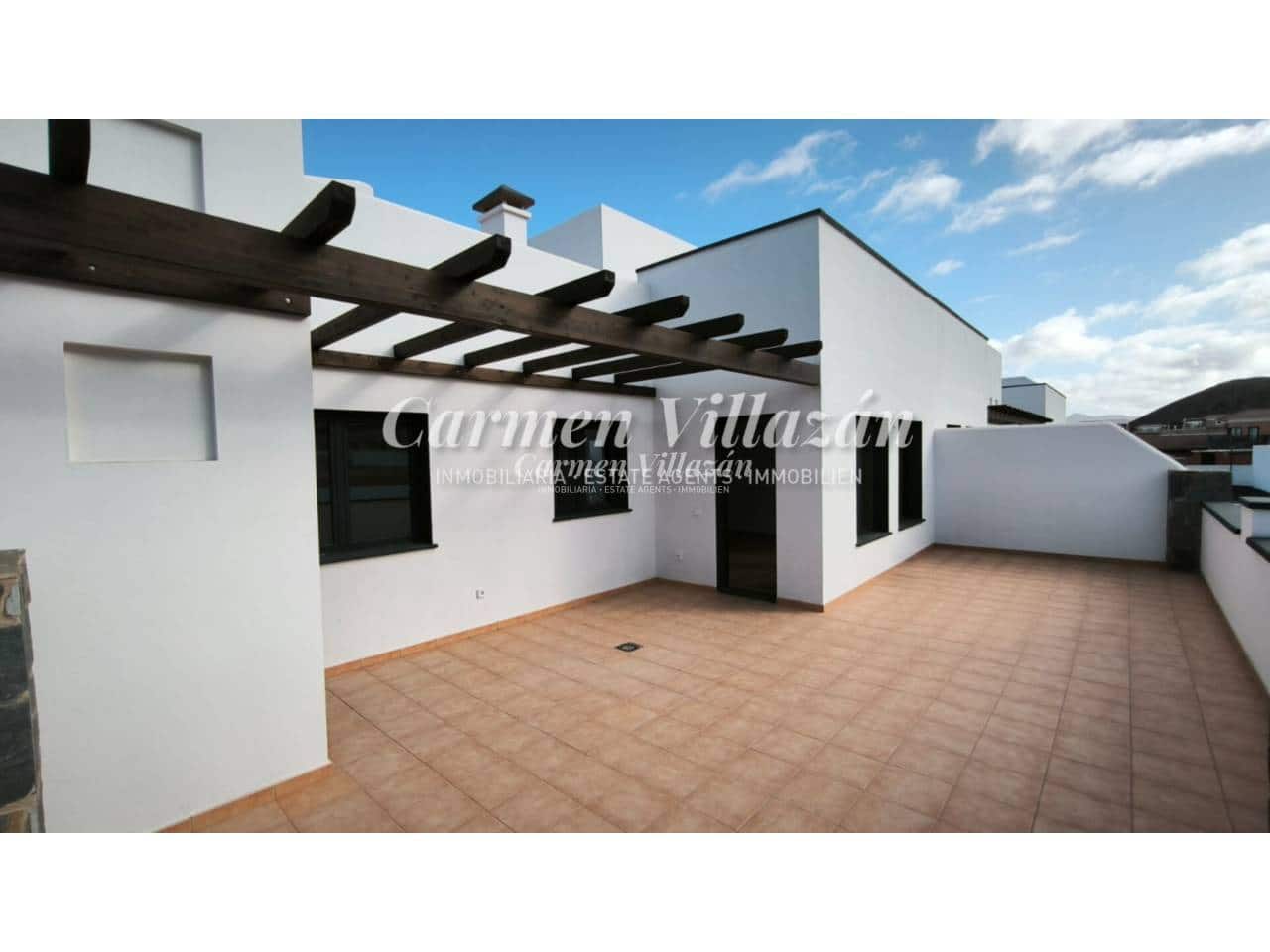 2 bedroom Apartment for sale in Corralejo with pool garage - € 245,000 (Ref: 9487938)