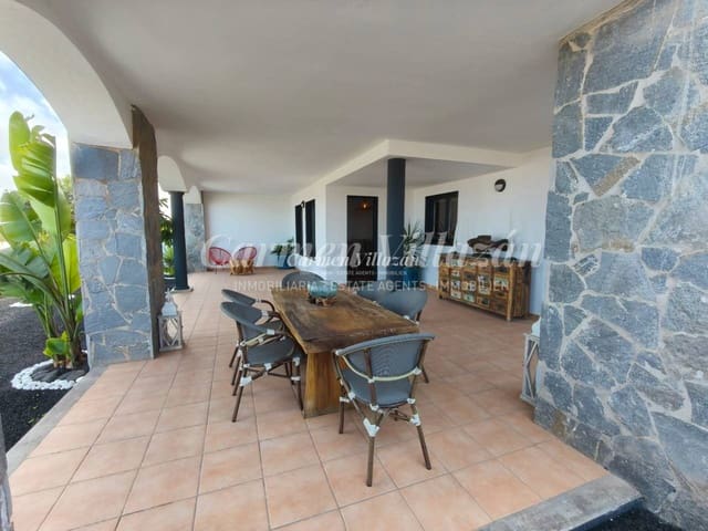 Apartamento de 2 habitaciones en Corralejo, La Oliva en venta con piscina garaje - 245.000 € (Ref: 9487938)