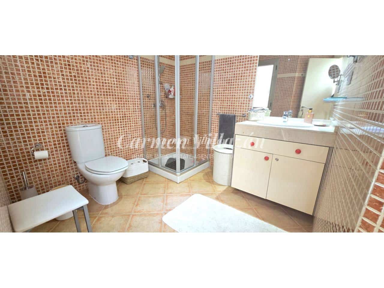 4 bedroom Villa for sale in Caleta de Fuste with pool garage - € 590,000 (Ref: 9614571)