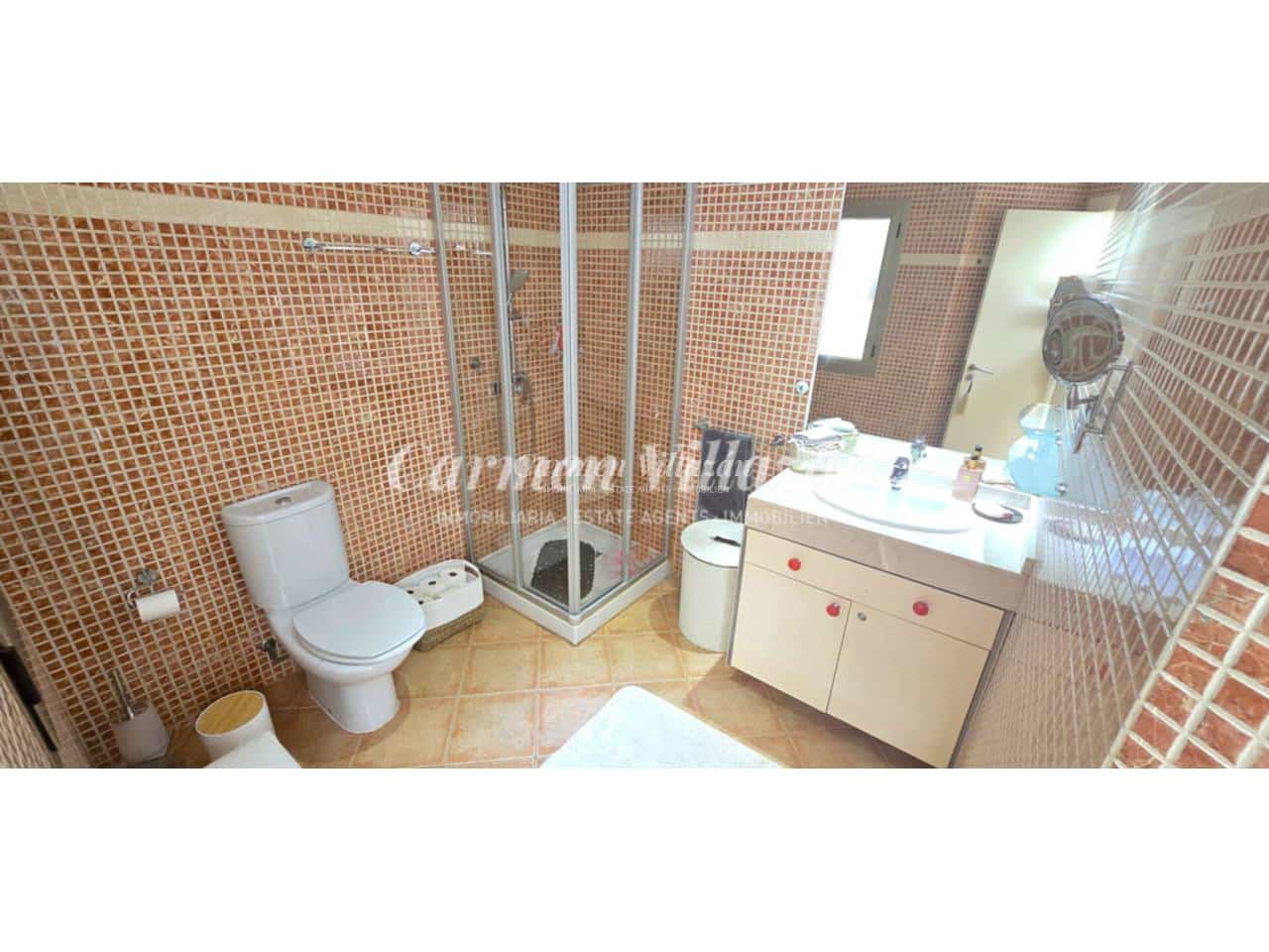 4 bedroom Villa for sale in Caleta de Fuste with pool garage - € 590,000 (Ref: 9614571)