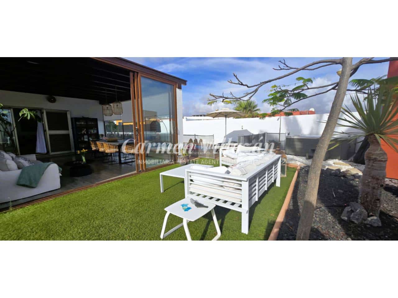 4 bedroom Villa for sale in Caleta de Fuste with pool garage - € 590,000 (Ref: 9614571)