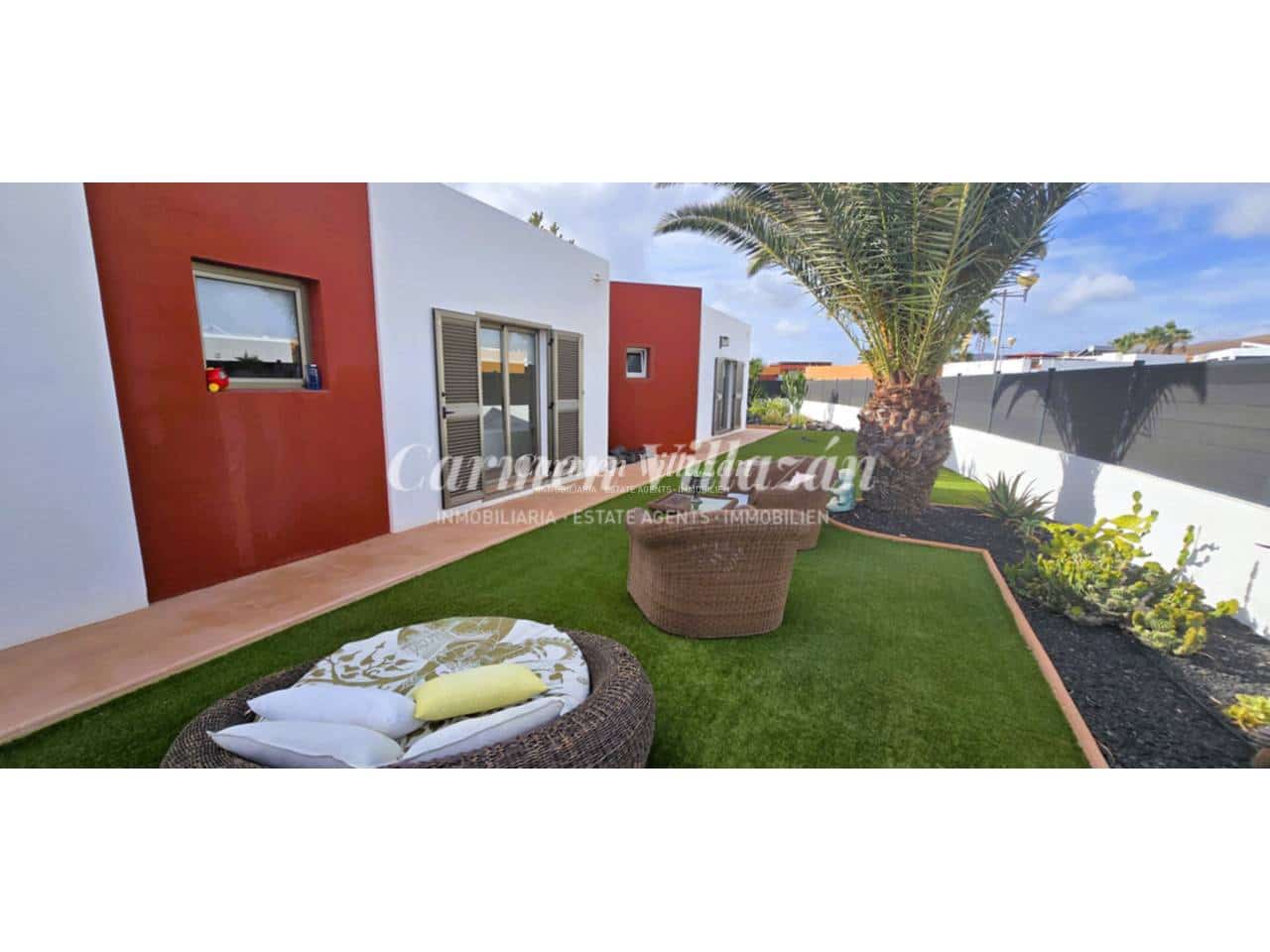 4 bedroom Villa for sale in Caleta de Fuste with pool garage - € 590,000 (Ref: 9614571)