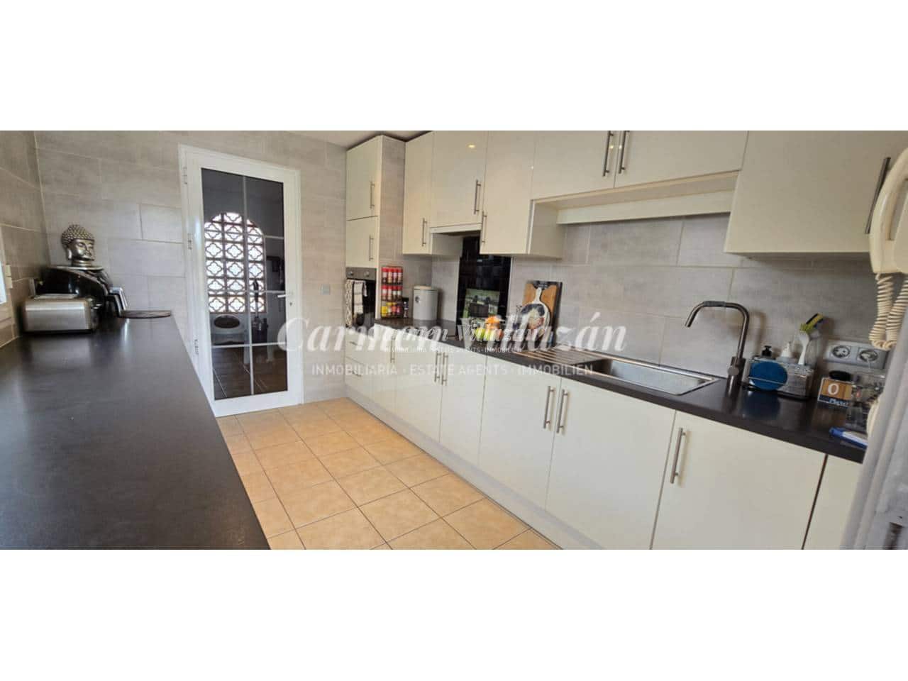 3 bedroom Villa for sale in Caleta de Fuste with pool garage - € 510,000 (Ref: 9657885)