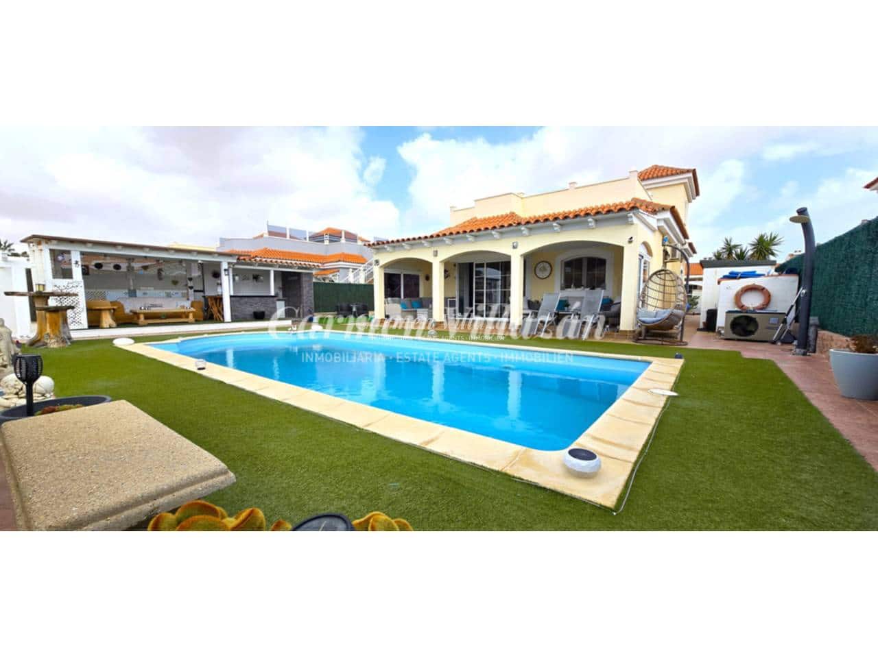 3 bedroom Villa for sale in Caleta de Fuste with pool garage - € 510,000 (Ref: 9657885)