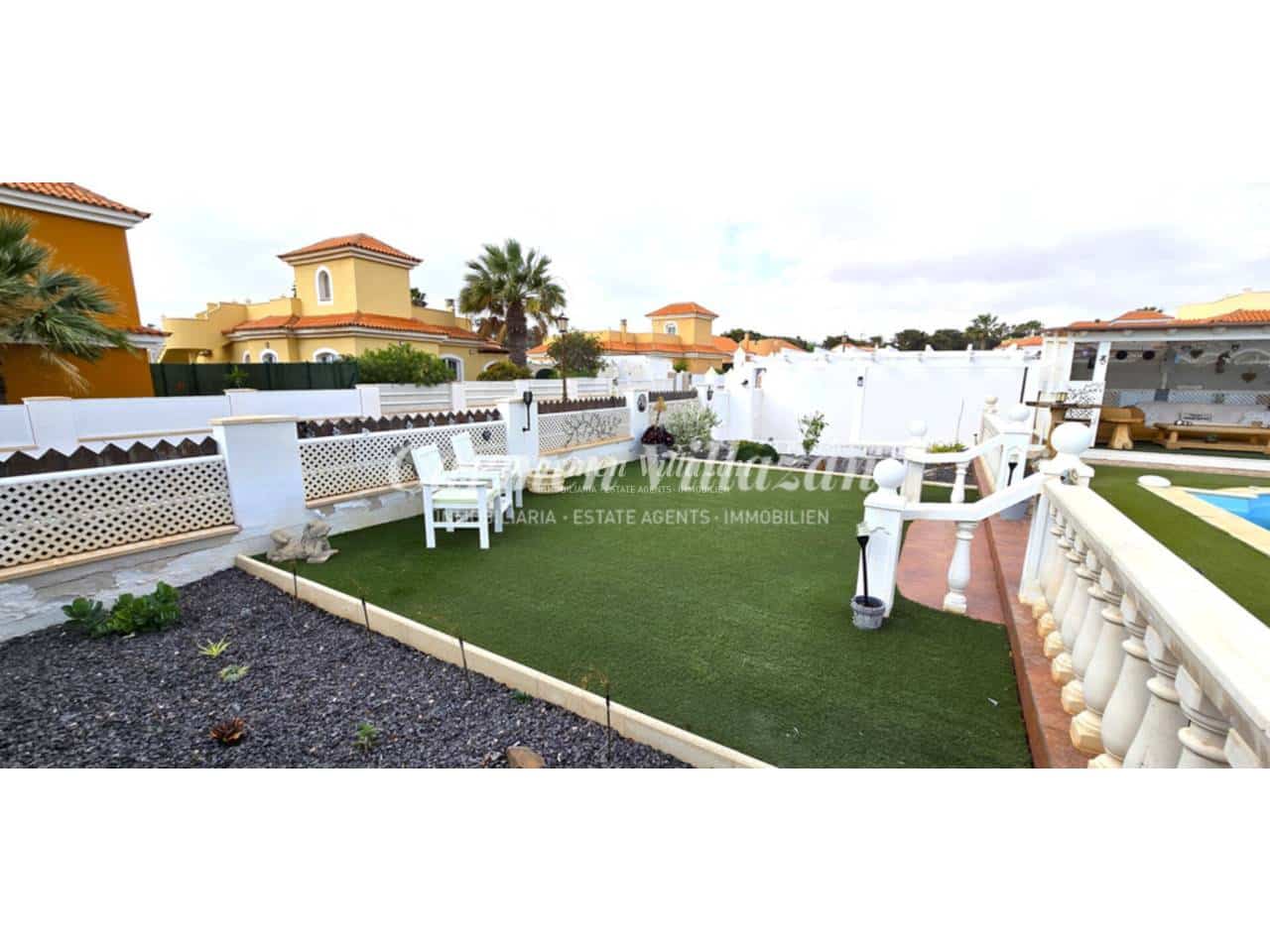 3 bedroom Villa for sale in Caleta de Fuste with pool garage - € 510,000 (Ref: 9657885)