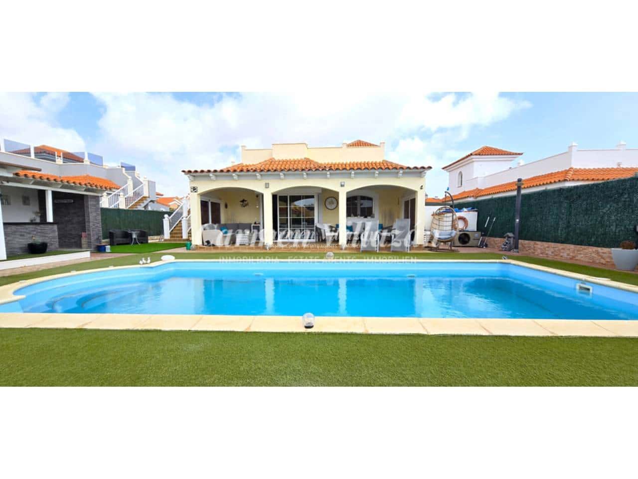 3 bedroom Villa for sale in Caleta de Fuste with pool garage - € 510,000 (Ref: 9657885)