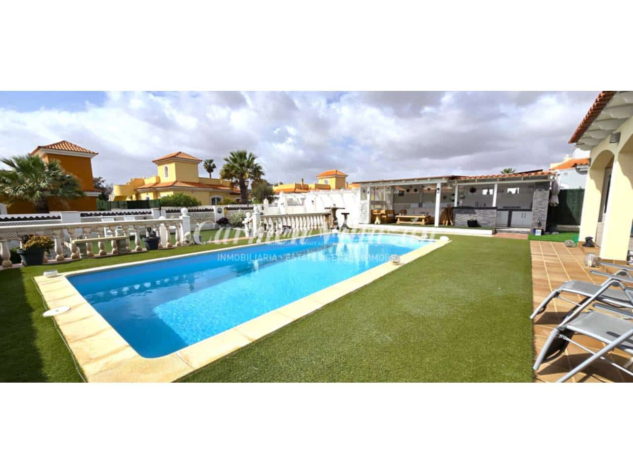 3 bedroom Villa for sale in Caleta de Fuste with pool garage - € 510,000 (Ref: 9657885)