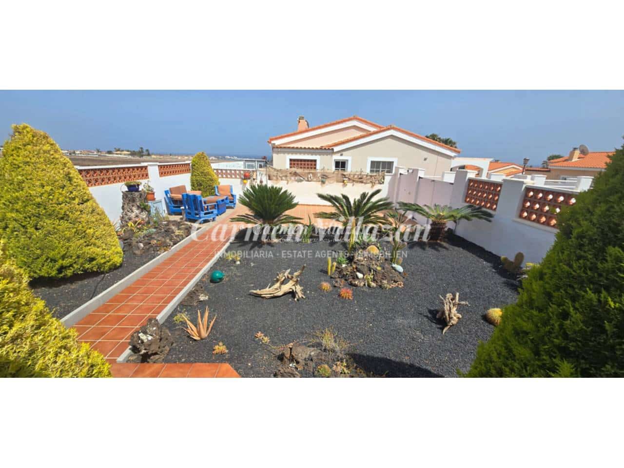 2 bedroom Bungalow for sale in Antigua with pool garage - € 287,000 (Ref: 9790039)