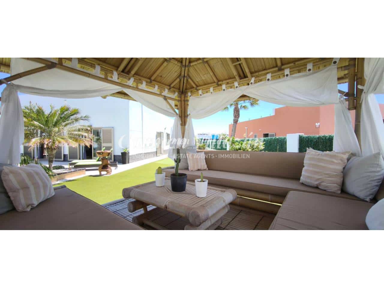 3 slaapkamer Villa te koop in Caleta de Fuste met zwembad garage - € 495.000 (Ref: 9819755)