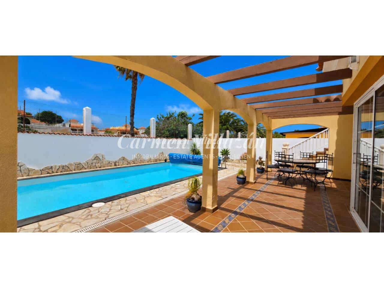 3 soverom Villa til salgs i Antigua med svømmebasseng garasje - € 492 000 (Ref: 9883878)