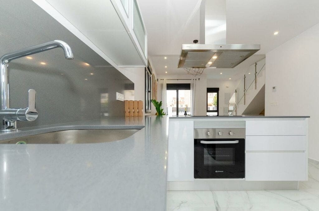 3 makuuhuone Huvila myytävänä paikassa Torrevieja mukana uima-altaan 
autotalli - 409 000 € (Ref: 8102443)