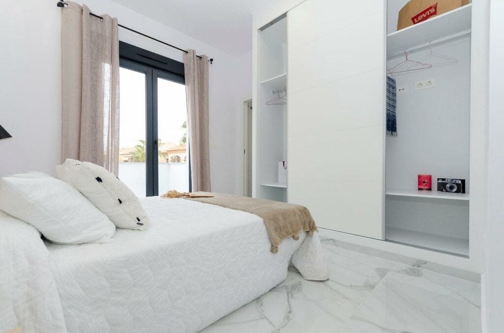 3 makuuhuone Huvila myytävänä paikassa Torrevieja mukana uima-altaan 
autotalli - 409 000 € (Ref: 8102443)