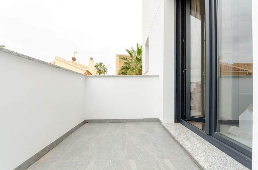 3 makuuhuone Huvila myytävänä paikassa Torrevieja mukana uima-altaan 
autotalli - 409 000 € (Ref: 8102443)