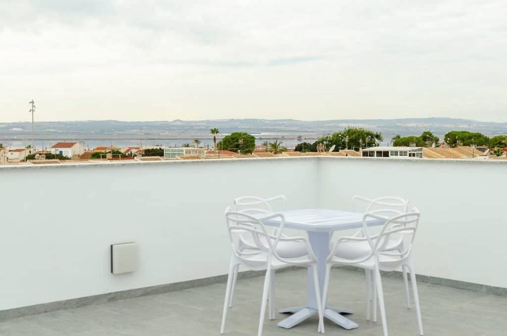 3 makuuhuone Huvila myytävänä paikassa Torrevieja mukana uima-altaan 
autotalli - 409 000 € (Ref: 8102443)