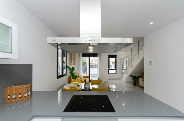 3 makuuhuone Huvila myytävänä paikassa El Chaparral - La Siesta - La Torreta, Torrevieja mukana uima-altaan 
autotalli - 409 000 € (Ref: 8102443)