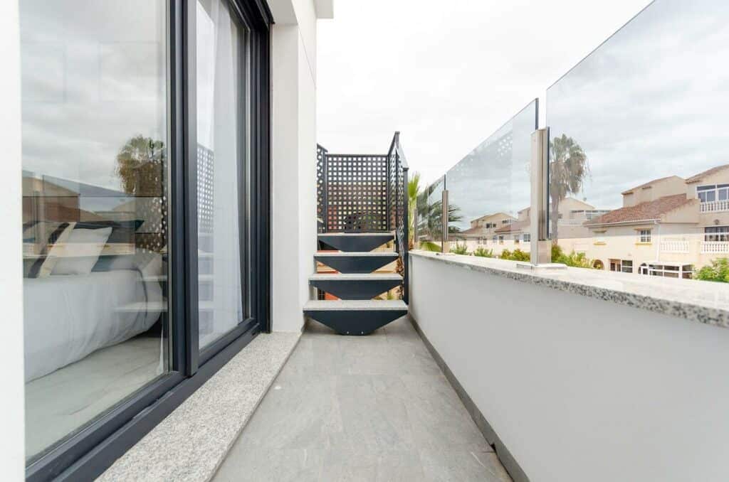 3 makuuhuone Huvila myytävänä paikassa Torrevieja mukana uima-altaan 
autotalli - 409 000 € (Ref: 8102443)