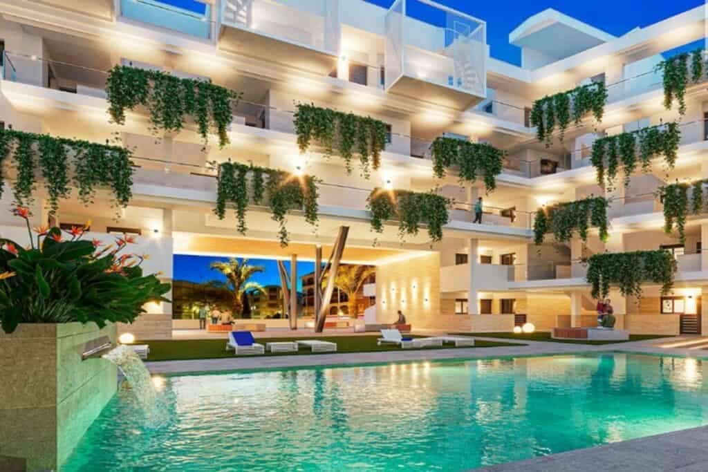 3 soveværelse Lejlighed til salg i Torrevieja med swimmingpool garage - € 385.000 (Ref: 8232609)