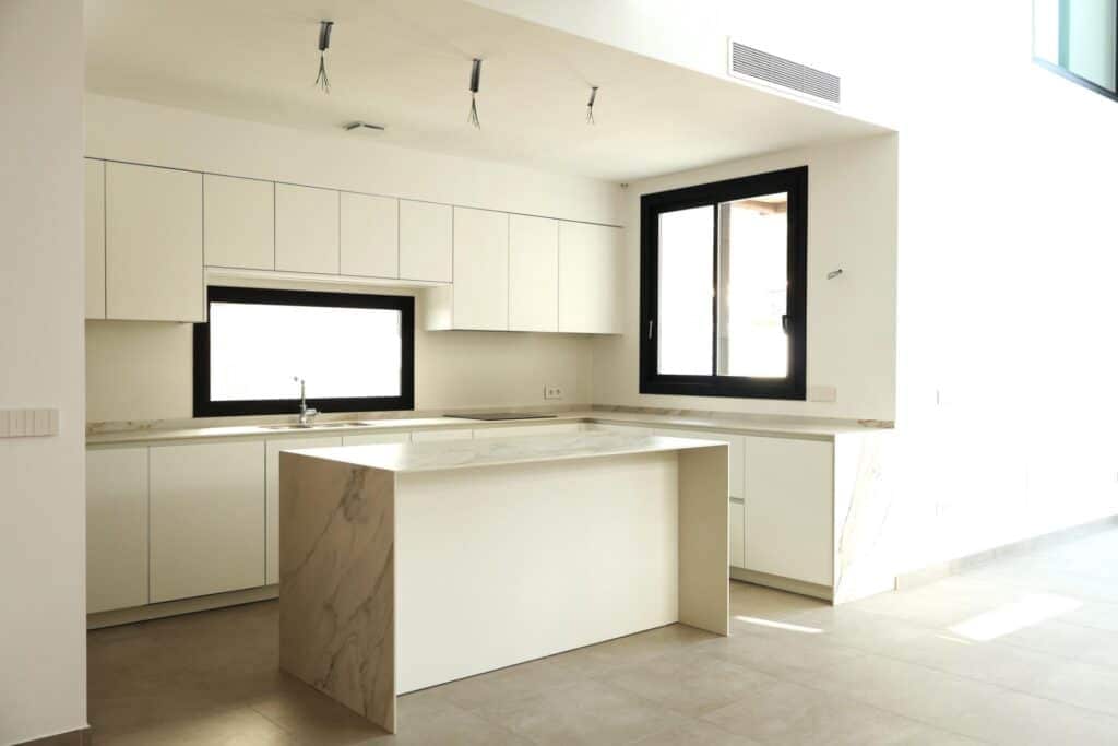 Chalet de 4 habitaciones en Alfaz del Pi / L'Alfàs del Pi en venta con piscina garaje - 875.000 € (Ref: 9714619)