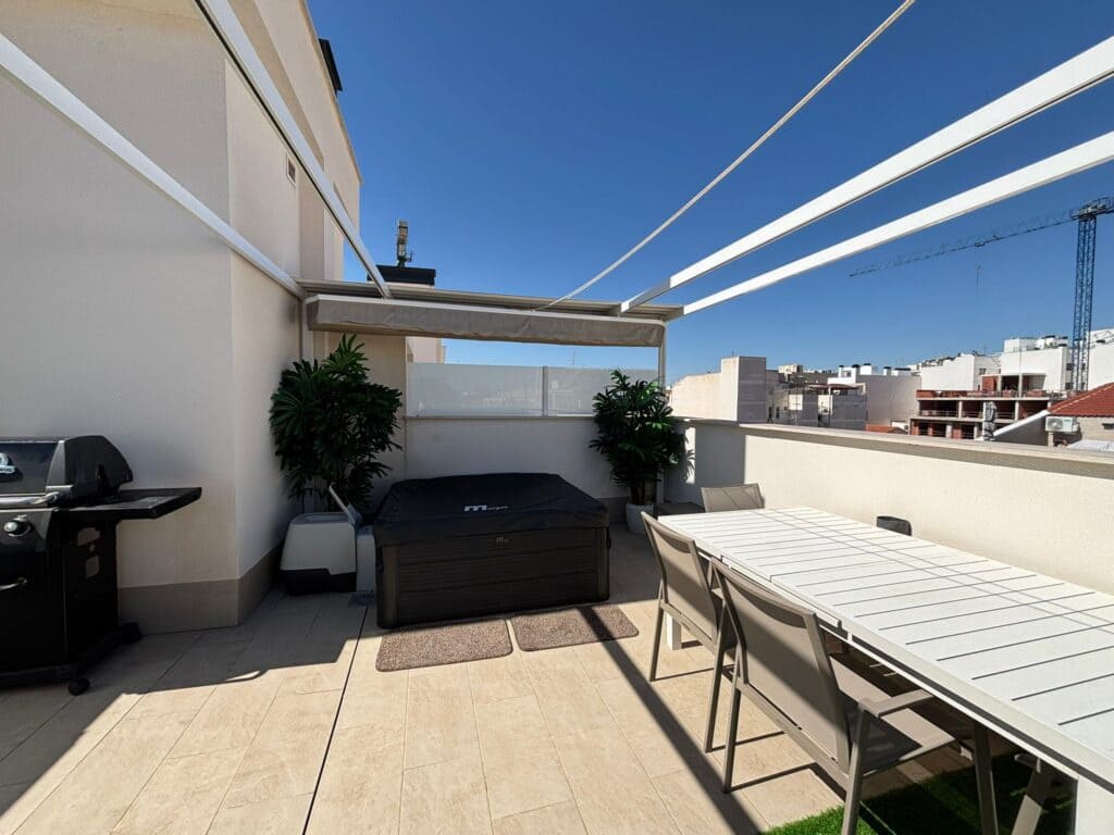 Ático de 3 habitaciones en Torrevieja en venta con piscina garaje - 399.000 € (Ref: 9726299)