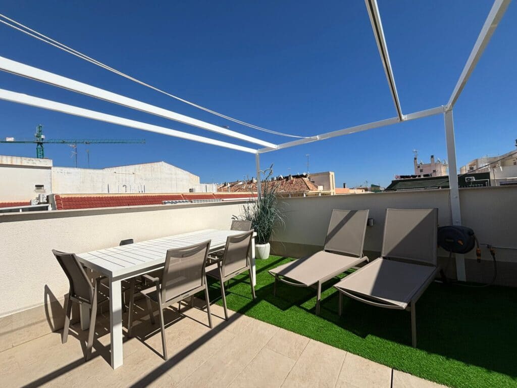 Ático de 3 habitaciones en Torrevieja en venta con piscina garaje - 399.000 € (Ref: 9726299)