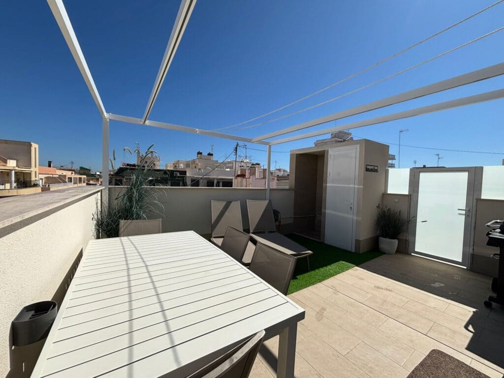 Ático de 3 habitaciones en Torrevieja en venta con piscina garaje - 399.000 € (Ref: 9726299)