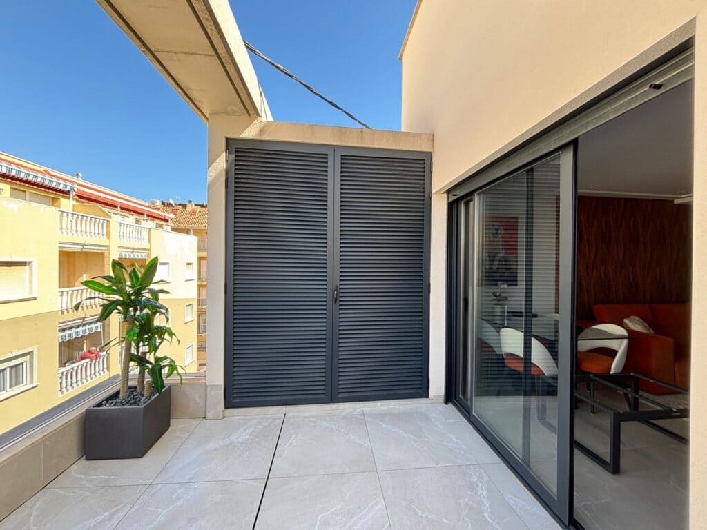 Ático de 3 habitaciones en Torrevieja en venta con piscina garaje - 399.000 € (Ref: 9726299)