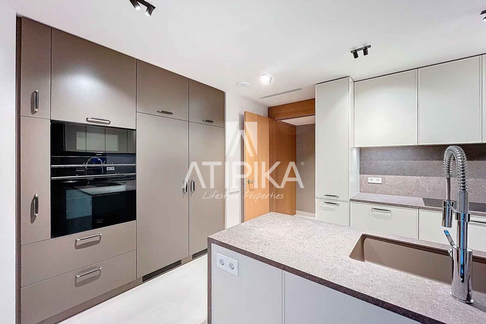4 soverom Leilighet til salgs i Barcelona by med svømmebasseng - € 1 856 000 (Ref: 10008218)