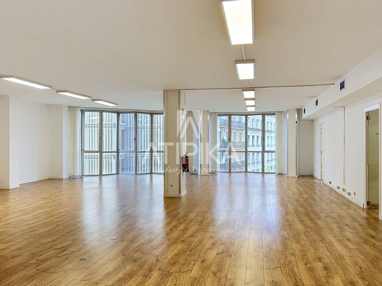 3 soverom Kontor til leie i Barcelona by med garasje - € 3 100 (Ref: 10010158)