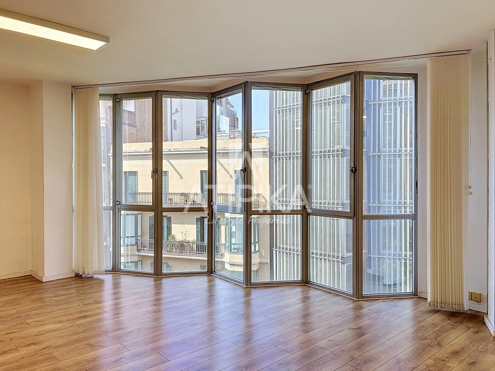 3 soverom Kontor til leie i Barcelona by med garasje - € 3 100 (Ref: 10010158)