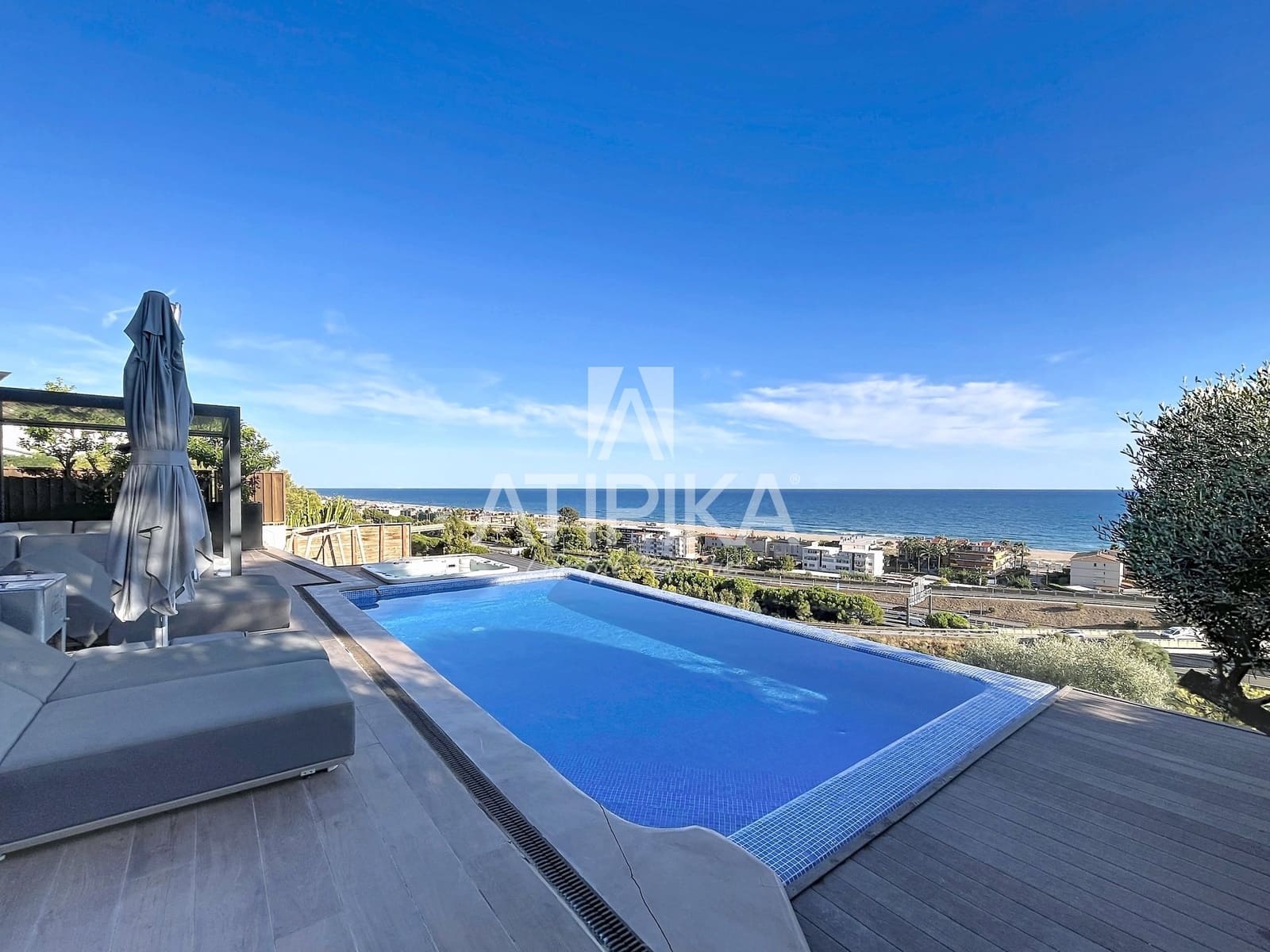 4 bedroom Villa for rent in Les Botigues de Sitges with pool - € 6,950 (Ref: 10085425)