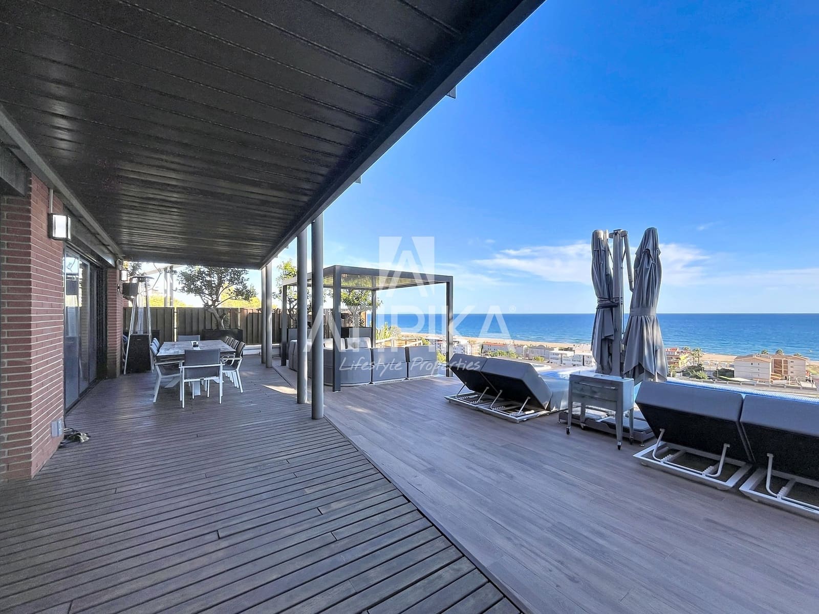 4 bedroom Villa for rent in Les Botigues de Sitges with pool - € 6,950 (Ref: 10085425)