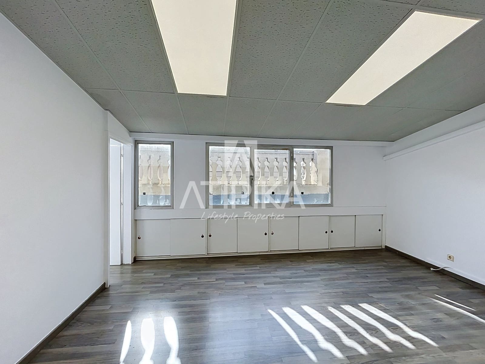 Bureau de 3 chambres à louer à Barcelone ville - 1 980 € (Ref: 10088789)