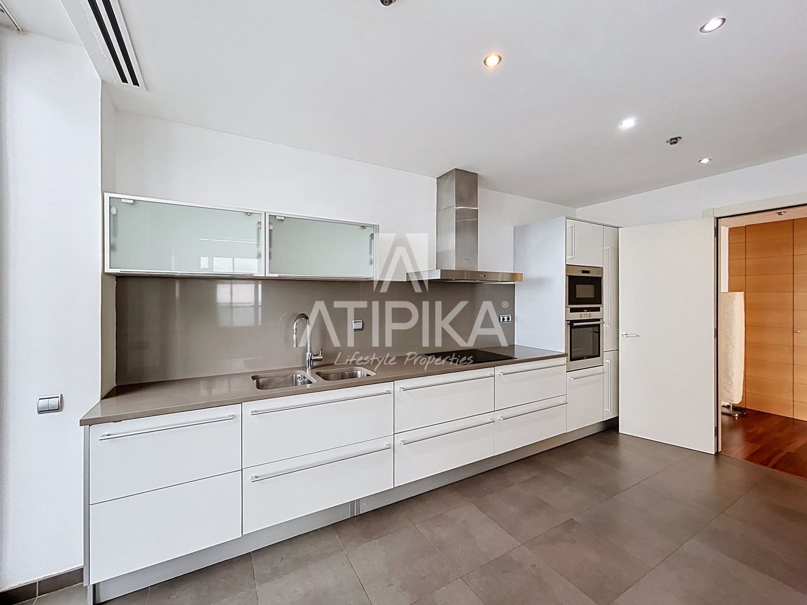3 bedroom Penthouse for rent in Barcelona city with pool garage - € 10,000 (Ref: 10118691)