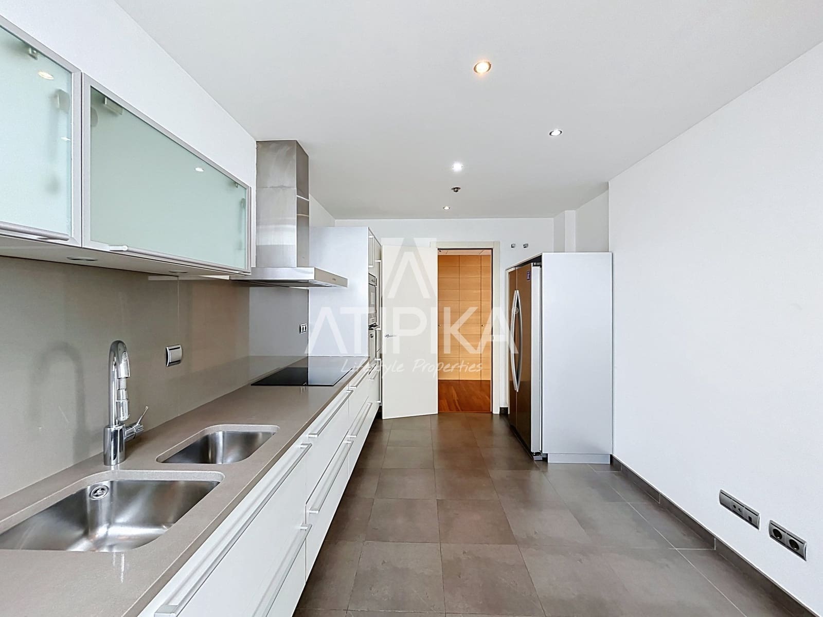 3 bedroom Penthouse for rent in Barcelona city with pool garage - € 10,000 (Ref: 10118691)