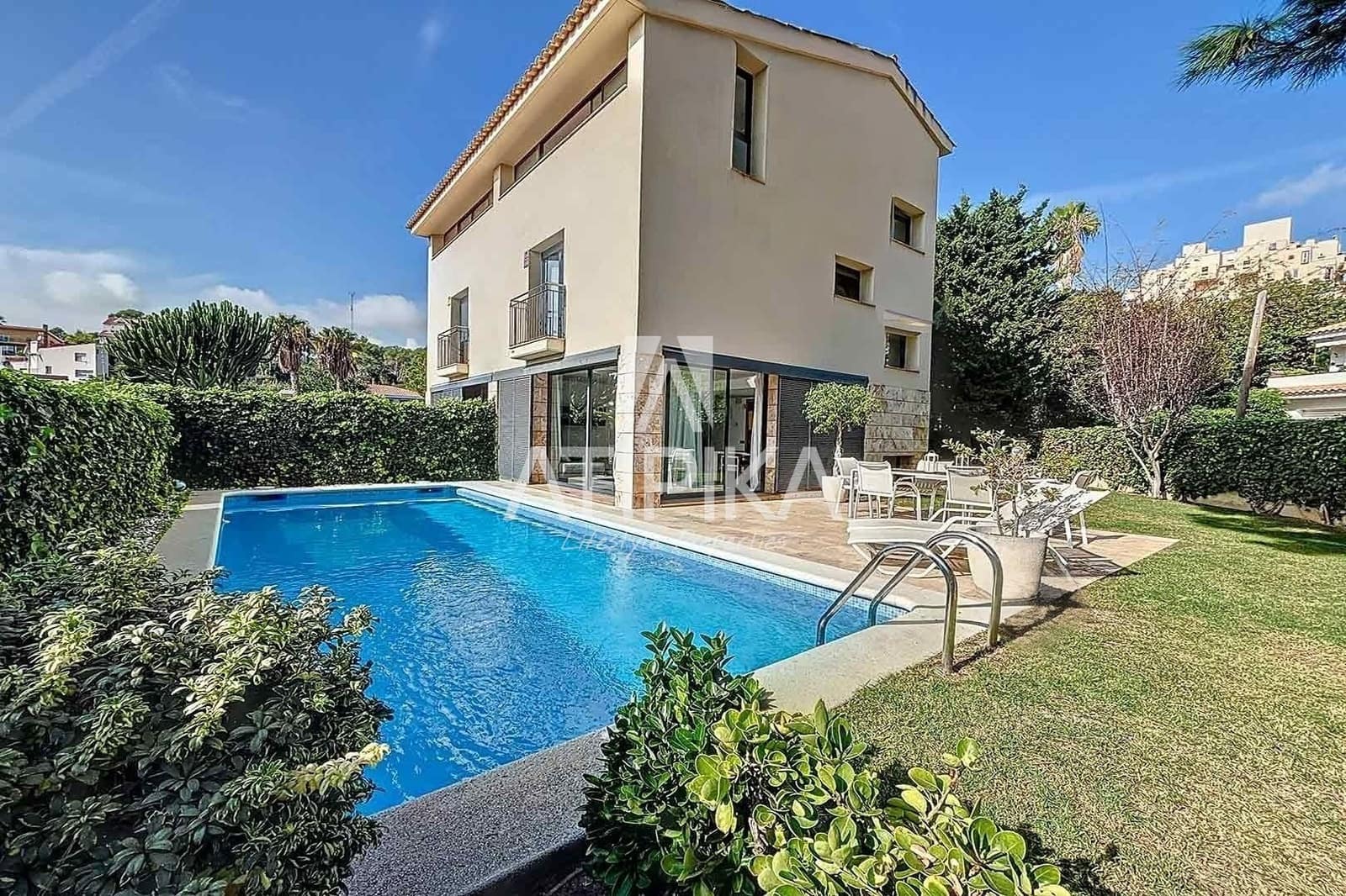 4 sypialnia Willa na sprzedaż w Sitges z basenem garażem - 1 150 000 € (Ref: 10145697)
