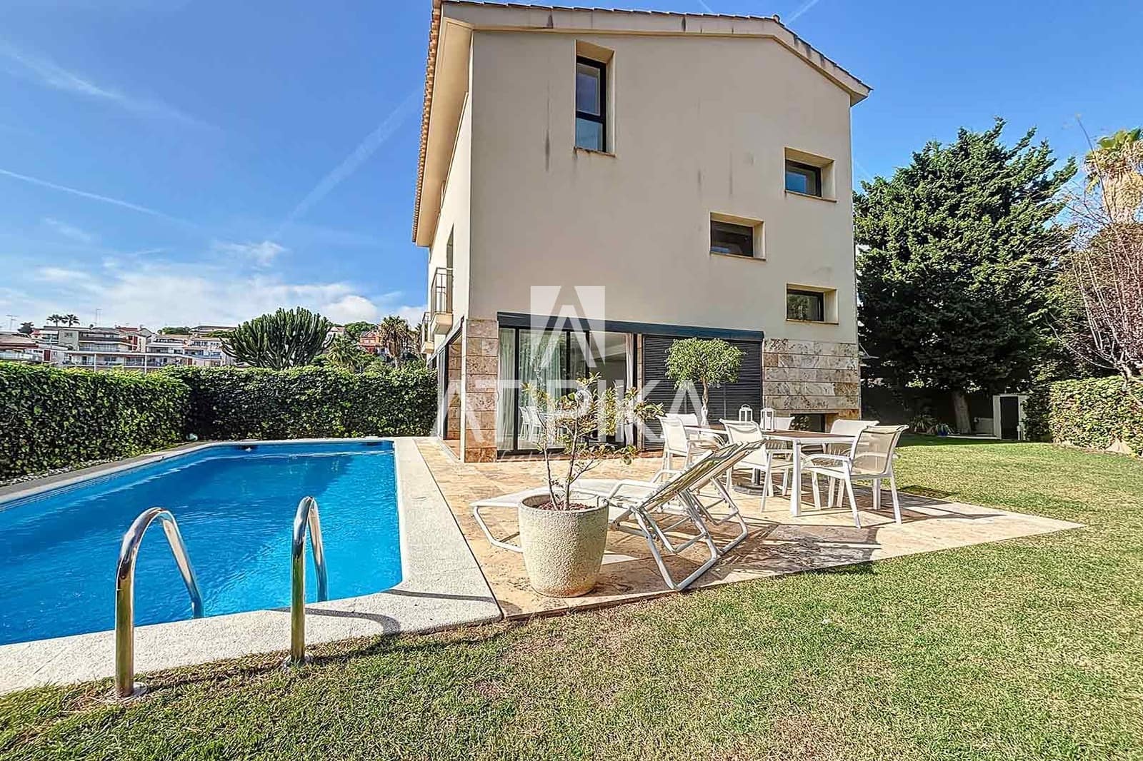 4 sypialnia Willa na sprzedaż w Sitges z basenem garażem - 1 150 000 € (Ref: 10145697)