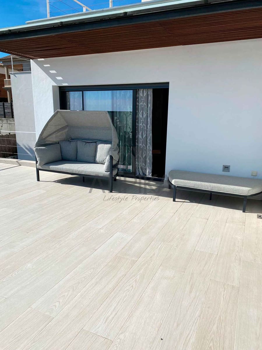 5 bedroom Villa for sale in Premia de Dalt with pool garage - € 986,000 (Ref: 10145704)