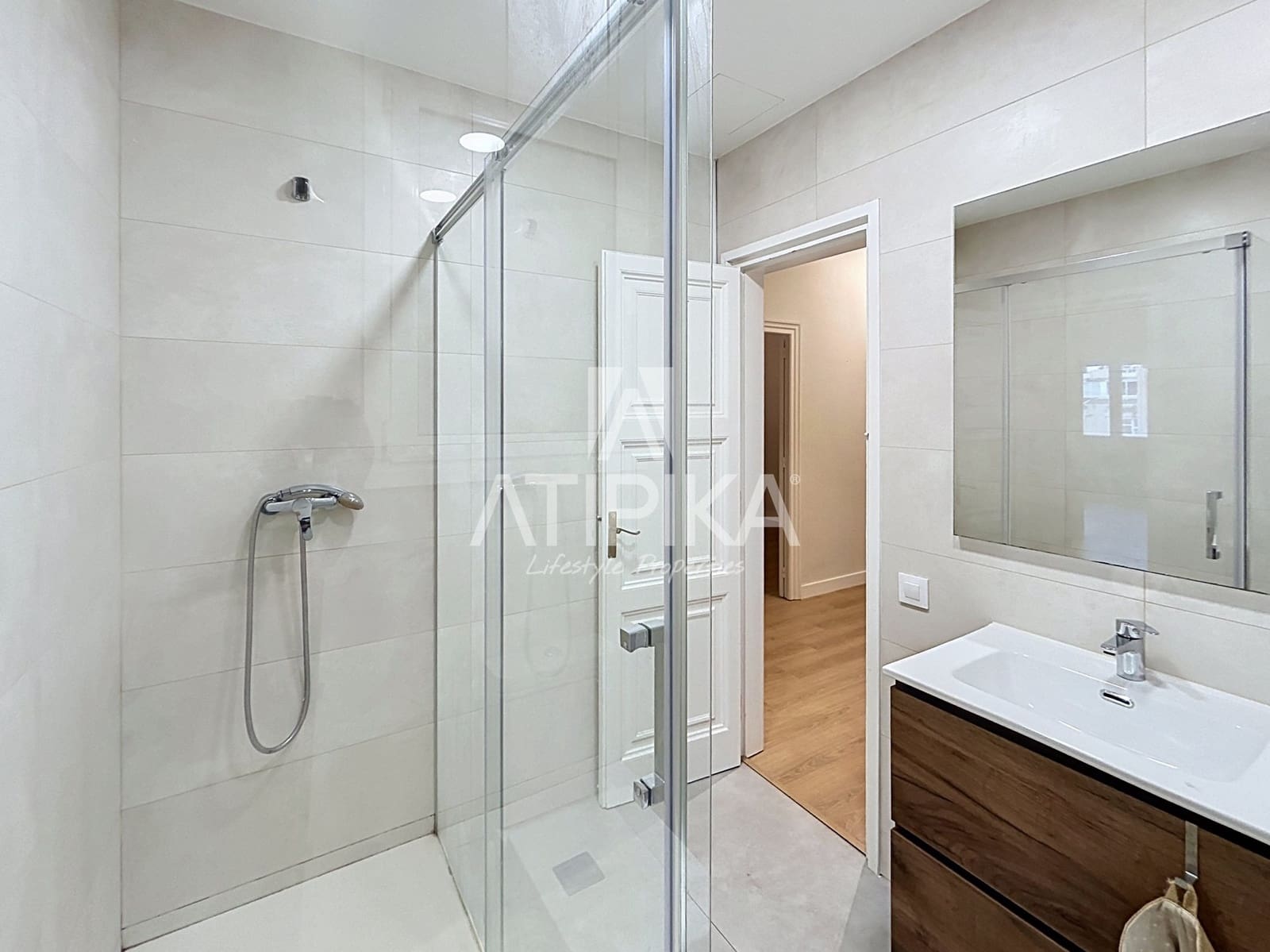 5 bedroom Office for rent in Barcelona city - € 2,400 (Ref: 10166003)