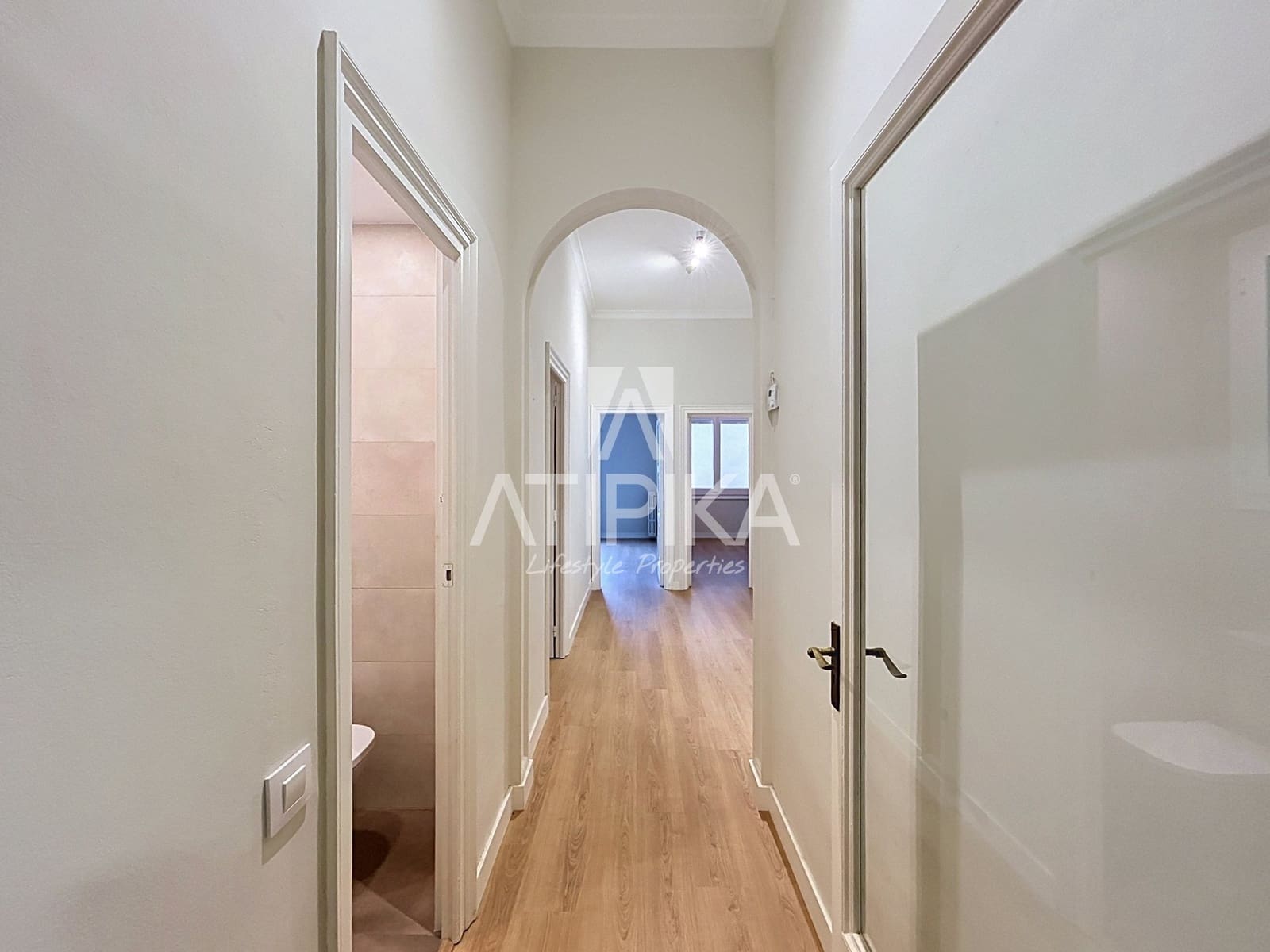 5 bedroom Office for rent in Barcelona city - € 2,400 (Ref: 10166003)