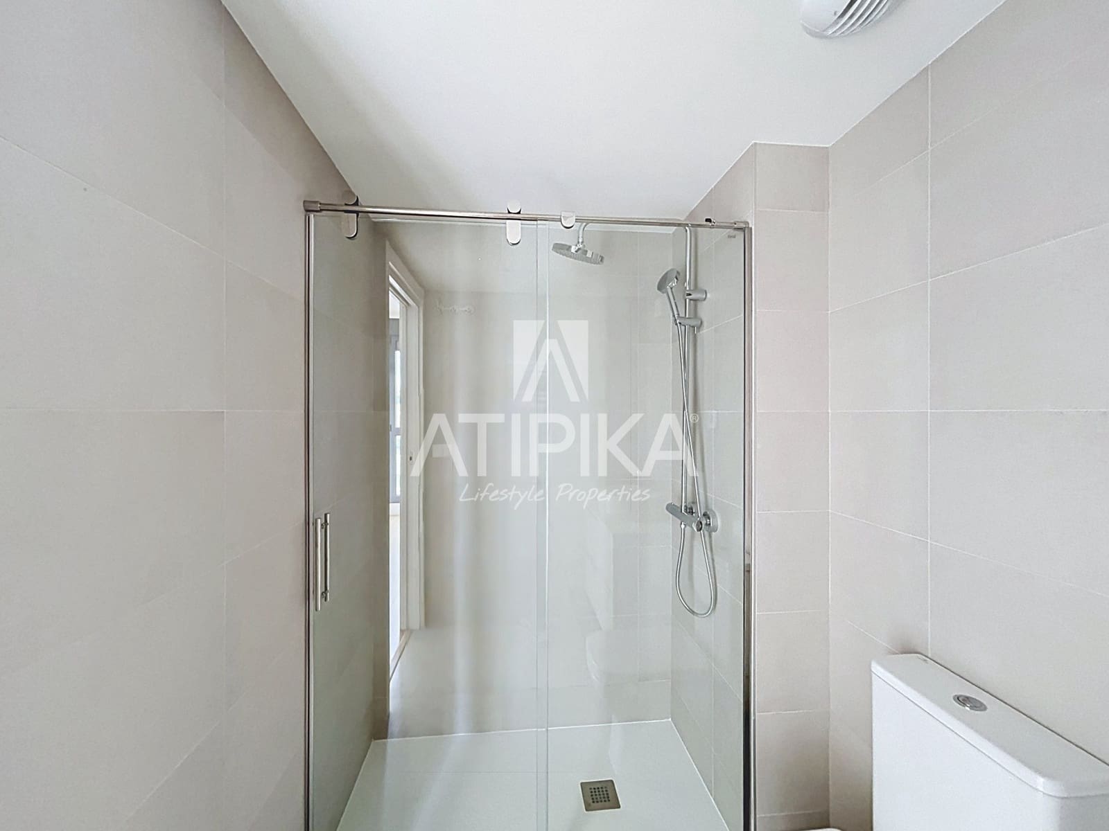 2 slaapkamer Appartement te huur in Barcelona stad met zwembad garage - € 1.900 (Ref: 10168075)
