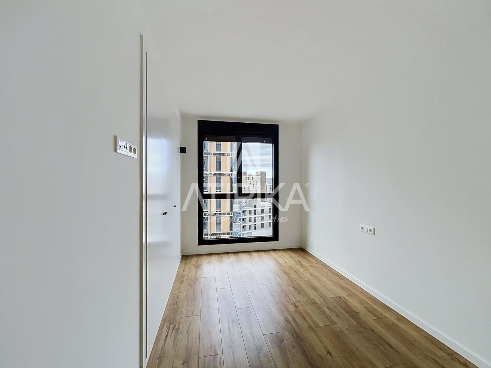 2 slaapkamer Appartement te huur in Barcelona stad met zwembad garage - € 1.900 (Ref: 10168075)