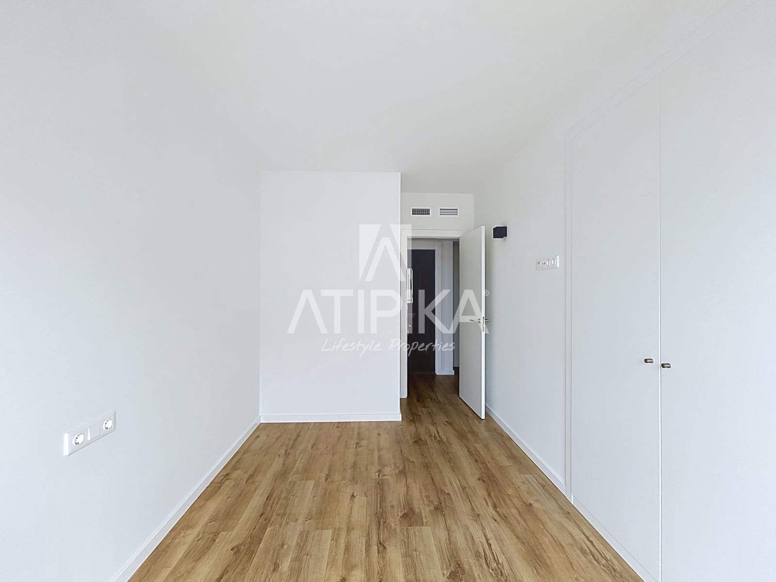 2 slaapkamer Appartement te huur in Barcelona stad met zwembad garage - € 1.900 (Ref: 10168075)
