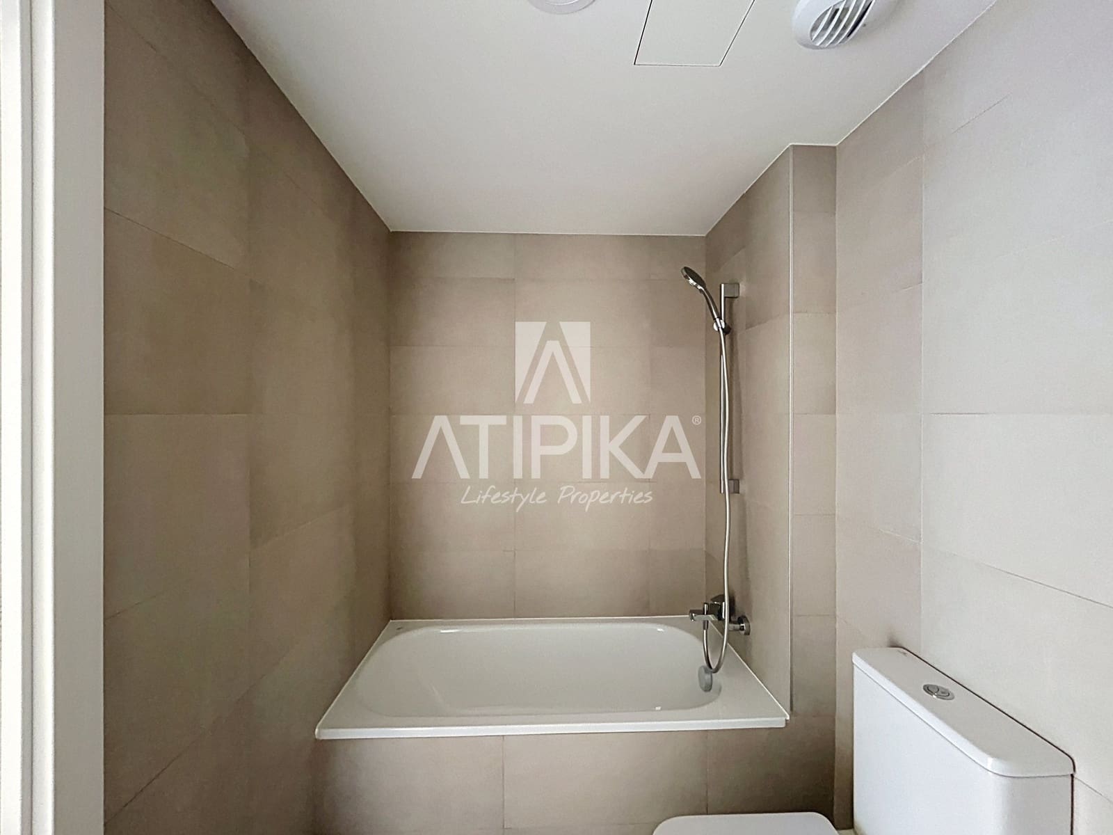 2 slaapkamer Appartement te huur in Barcelona stad met zwembad garage - € 1.900 (Ref: 10168075)