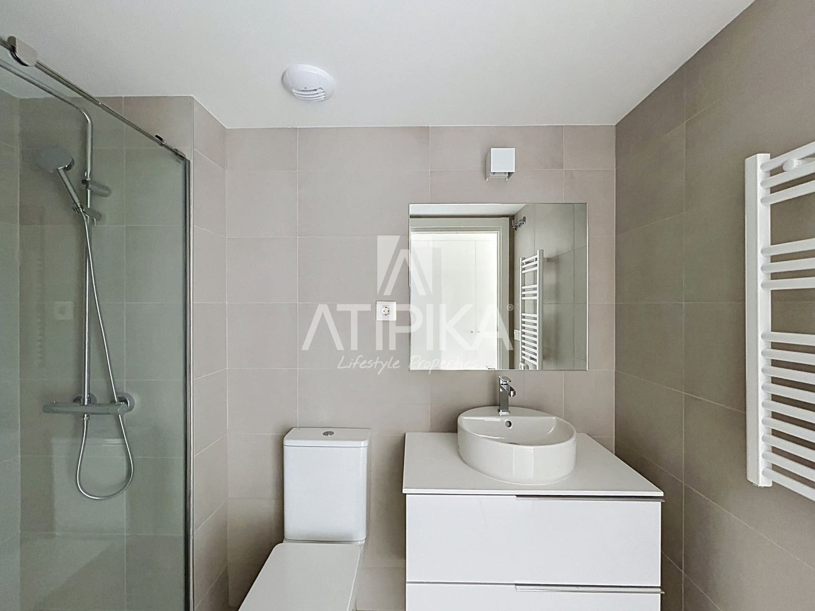 2 slaapkamer Appartement te huur in Barcelona stad met zwembad garage - € 1.900 (Ref: 10168075)