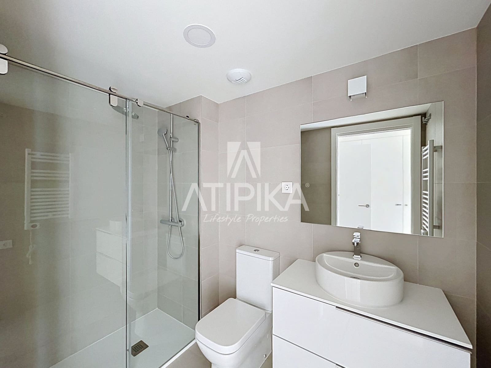 2 slaapkamer Appartement te huur in Barcelona stad met zwembad garage - € 1.900 (Ref: 10168075)