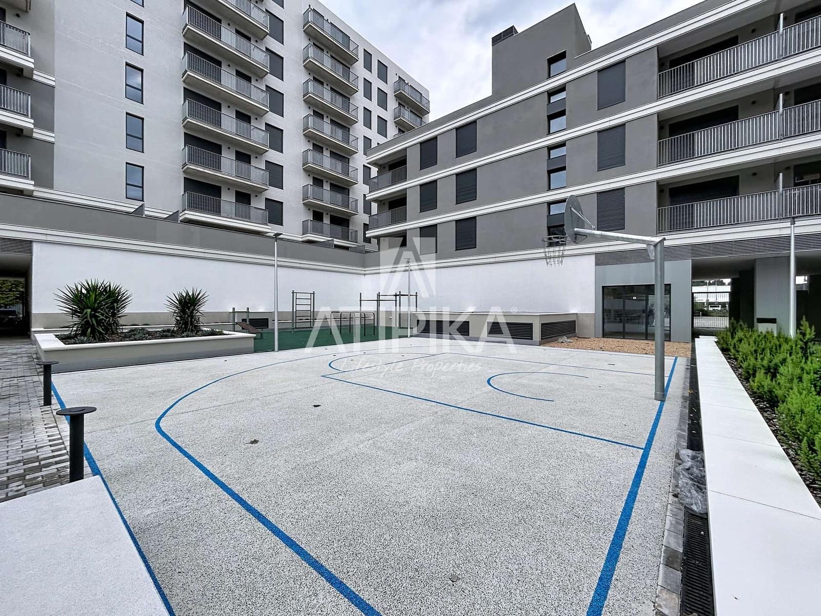 2 slaapkamer Appartement te huur in Barcelona stad met zwembad garage - € 1.900 (Ref: 10168075)