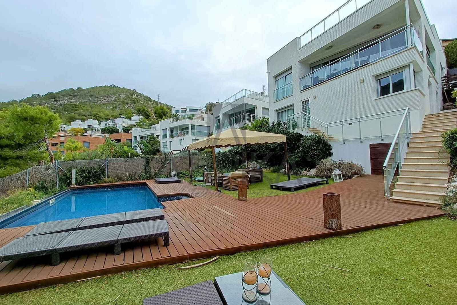 6 soveværelse Villa til salg i Sitges med swimmingpool - € 1.050.000 (Ref: 7976600)