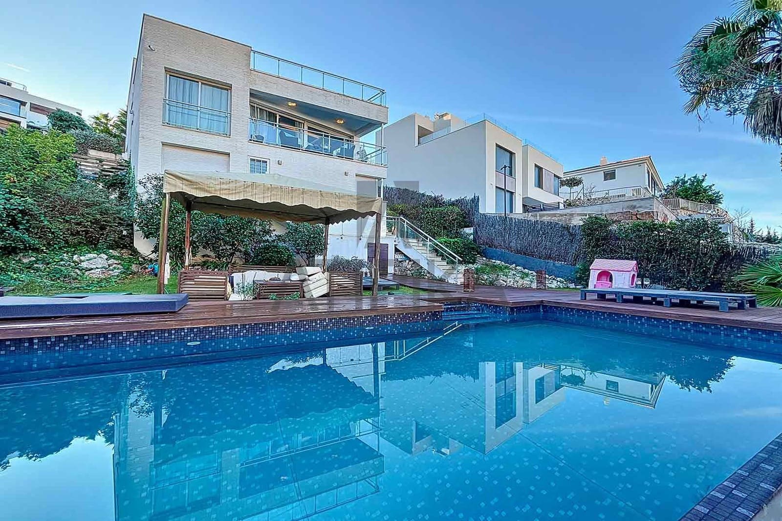 6 soveværelse Villa til salg i Sitges med swimmingpool - € 1.050.000 (Ref: 7976600)